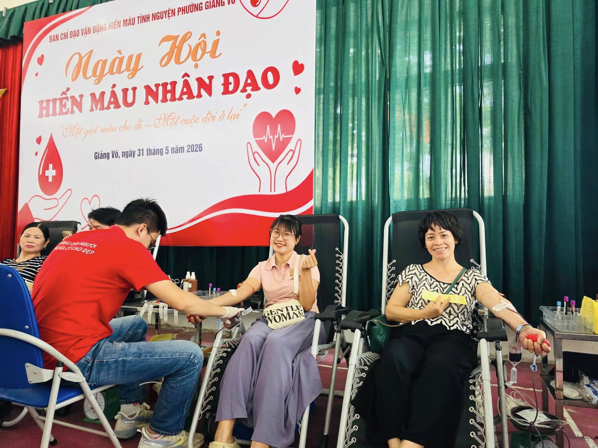 Có thể là hình ảnh về một hoặc nhiều người, bệnh viện và văn bản
