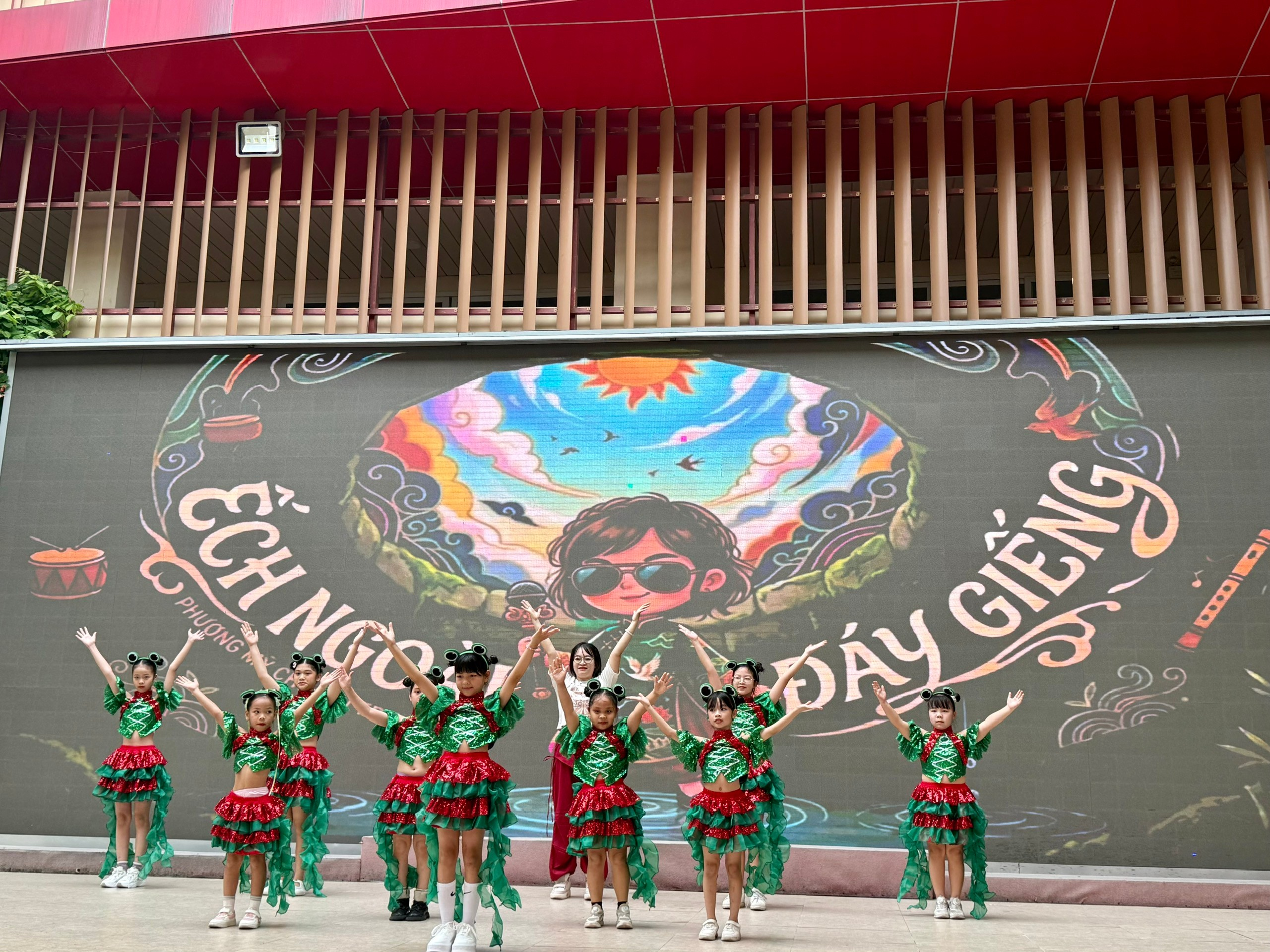 A group of girls in green and red dresses
AI-generated content may be incorrect.