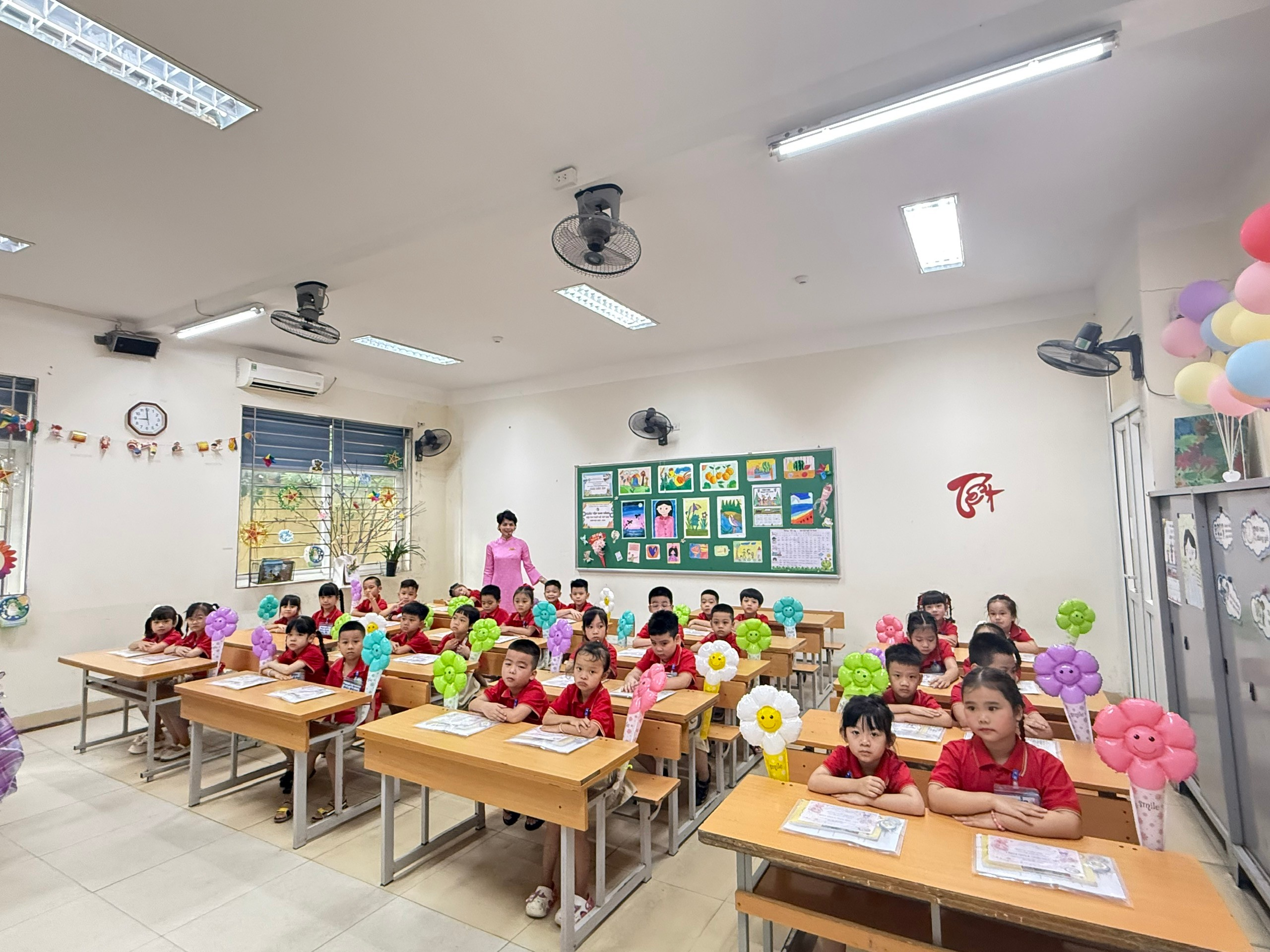 A group of children in a classroom
AI-generated content may be incorrect.
